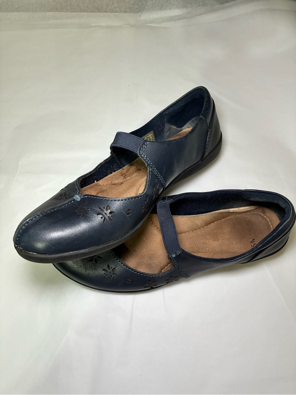 Earth Origins Navy Mary Jane Flats with Floral Cutouts size 8